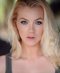 Melanie Christiansen's Instagram, Twitter & Facebook