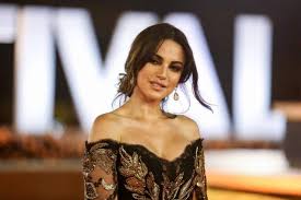 وخطفت درة الأنظار في مهرجان القاهرة السينمائي بفعاليات اليوم السابع من المهرجان، بعد ظهورها مع زوجها هاني سعد على السجادة الحمراء، وظهر. Ø¯Ø±Ø© ÙˆØ²ÙˆØ¬Ù‡Ø§ Ø¨Ø±Ù‚ØµØªÙŠÙ† Ø±ÙˆÙ…Ø§Ù†Ø³ÙŠØ© ÙˆØ­Ù…Ø§Ø³ÙŠØ© Ø¨Ø§Ù„ÙÙŠØ¯ÙŠÙˆ