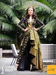This style was inspired by the perak and aceh. Syomir Izwa S Puteri Perak Costume For The Miss Universe Malaysia National Costume A Truly Modern Tw Traditional Outfits Traditional Dresses Malaysian Dress