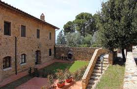 The apartments are divided into five blocks, our clients can enjoy of the semicircular pool with solarium, tennis court, reception, barbecue area and playground. Ferienhaus Antico Borgo Casalappi Auf Campiglia Marittima