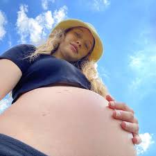 Yolanda shared a sweet snap of gigi holding her baby to her instagram story on saturday, november 28, likely enjoying the remainder of the holiday weekend together. Gigi Hadid Posts First Pic Of Baby Daughter