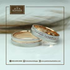 Harga cincin tunangan emas gold (tersedia di emas kuning, emas putih dan rose gold) dan platinum lebih disukai untuk cincin pertunangan, tapi jenis logam yang umum seperti titanium, perak dan stainless steel juga digunakan untuk cincin pertunangan. Cincin Kawin Tunangan Couple Rose Gold P011rg