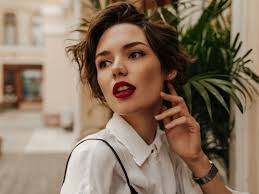 In questo video ti mostro come realizzare 4 acconciature pensate apposta per valorizzare i capelli mossi e ricci durante l'estate. Capelli Mossi Le Acconciature Facili E Super Chic Da Provare The Wom Beauty