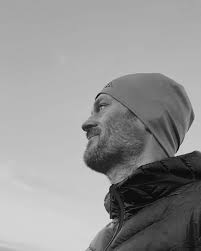 Simen holvik var precis bakom norum då han sprungit 208,13 kilometer (520 varv) när slutskottet ljöd kl. Simen Holvik Life Death Running