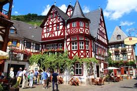 Ein haus zu bauen ist immer eine komplexe angelegenheit. Das Alte Haus