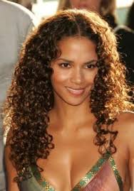Halle Berry S Natural Curls Long Curly Hair Curly Hair Styles Long Hair Styles