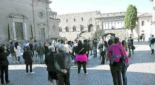 Al di fuori del centro storico, in posizione molto tranquilla, in piccola palazzina, appartamento ristrutturato e arredato al primo ed ultimo piano: Centro Storico Sporco E Trascurato Turisti In Fuga