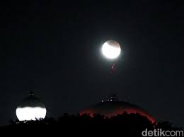 Gerhana matahari total hanya terjadi di permukaan bumi yang terkena bayangan umbra bulan. Wajib Tahu Ini Perbedaan Gerhana Matahari Dengan Gerhana Bulan