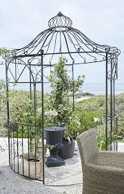 Le style d un salon de jardin en fer forgé reste intemporel se fondant dans un jardin de campagne romantique rétro rappel du bon vieux temps. Kiosque De Jardin St Germain En Metal Marron Fonce Vieilli Kiosque De Jardin Maisons Du Monde Iziva Com