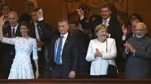 Mauricio macri, de camisa celeste arremangada y jean azul, estuvo acompañado durante la despedida de hoy, en todo momento, por su esposa, juliana awada los tres se asomaron al balcón de la casa rosada cerca de las 18.45. Argentiniens First Lady Juliana Awada L R Argentiniens Prasident Mauricio Macri Bundeskanzlerin Angela Merkel Und Indiens Premierministerin Narendra Modi Applaudieren Im Im Colon Theater In Buenos Aires