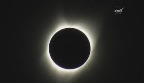 O eclipsă de soare va traversa joi cerul din emisfera nordică, pe o fâşie de aproximativ 500 de kilometri, din canada până în siberia, trecând prin europa, unde va fi doar. Eclipsa TotalÄƒ De Soare 2017 Momentul In Care Soarele A Fost Acoperit De LunÄƒ Video