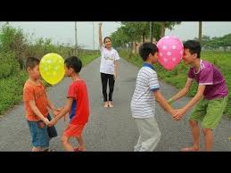 El juego es considerado puramente una actividad recreativa cuando no permitir que los niños transgredan las reglas de los juegos. Criancas Vao A Escola Com Jogos De Baloes De Movimento Kids Team Building Game Youtube Juegos De Globos Juegos Deportivos Para Ninos Juegos Divertidos