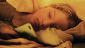 Varje dag, även på julafton, hör barn av sig till bris och berättar om våld i hemmet, ensamhet och övergrepp. Nar Barn Berattar Finns Det Hopp Volt