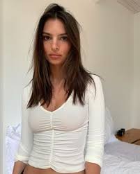 Emily Ratajkowski Is An Actress Model And An Ambassador For Luxury Haircare Brand Kerastase So She Cares F Emily Ratajkowski Style Emily Ratajkowski Fashion