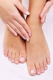 Atencion Hermoso Pies Femeninos Con La Mano Con Una Manicura Francesa Fotos Retratos Imagenes Y Fotografia De Archivo Libres De Derecho Image 6643035