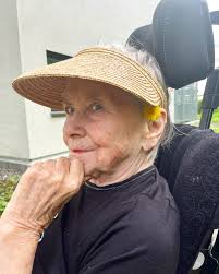 👯‍♀️🥰🍀🌞😗