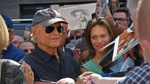 Terence hill was born, from an italian father and a german mother, as mario girotti in venice, march 29, 1939. Terence Hill Eroffnet Eis Saloon In Deutschland Panorama Nordbayern