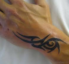 Commonly found in hawaiian and samoan tattoos, this geometric tattoo borrows from a traditional design that consists of simple straight lines repeating on the body. 98 Mind Blowing Tribal Tattoos On Hand