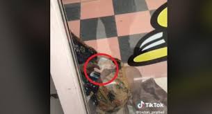 Ketoprak, tulis akun pemilik akun dalam unggahannya. Viral Hasil Ngemis Ditukar Di Kasir Indomaret Ngitungnya Sembunyi Sembunyi Berita Hits