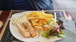 Je prépare tout simplement mes pavés de saumon à la poêle avec des échalotes, du citron, des champignons émincés et de la crème fraiche pour un plat onctueux, facile et rapide à faire que je fais revenir 7 à 8 minutes selon la taille du pavé. Pave De Saumon A La Creme De Poireaux Photo De L Escale Boulogne Sur Mer Tripadvisor