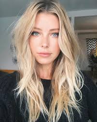 Messy Hair Hairstyles Wavy Hair Blonde Blue Eyes Minimal Natural Makeup Beauty Blonde Wavy Hair Messy Blonde Hair Blonde Hair Blue Eyes