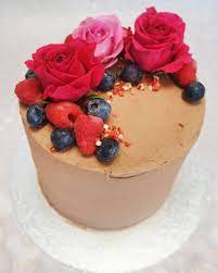 A simple celebration cake, although cute and sooo tasty. Crafty Cakes Twitterren This Yummy Chocolate Cake With Fresh Flowers And Fruit For Decoration Is Always A Crowd Pleaser Simple And Elegant But Oh So Lovely Bespokecakeexeter Birthdaycake Birthdaycakeexeter Chocolatecake Freshflowers Freshfruit
