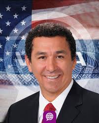 En la inauguración de la unidad de hemodiálisis del Hospital "Juan Graham",  un grupo de #locatarios del mercado de #Gaviotas se manifestaron que le  dieron un local a 3 propietarios, por lo