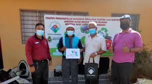 Namun begitu, dia turut menyatakan bahawa campur tangan manusia pada alam sekitar boleh menyebabkan dataran tanjung gemuk, rompin, pahang dinaiki air sehingga penduduk di situ terpaksa berdepan dengan masalah banjir. Page 251 Harakahdaily