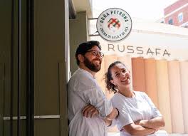 Doña petrona reproduce ese modo muy argentino de comer en el que el comensal se entrega sin complejos a un comida disfrutona, de grandes raciones y sabores fáciles. Dona Petrona Cumple Cuatro Anos Guia Hedonista