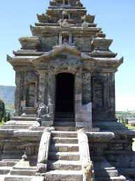 Candi borubudur ialah candi budha yang terletak di borobudur, magelang, magelang jawa tengah. File Candi Arjuna Front View Jpg Wikimedia Commons