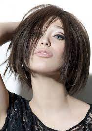 Les coupes bouclées et les coupes à la hauteur du menton comme les carrés. Carre Effile Meches Longues Devant Legerement Plongeantes Coupe De Cheveux Effilee Coupe Carre Carre Effile