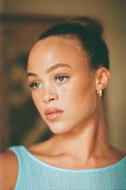 Alyssa Lawrence for her Model Book [Canon 1v, 85mm 1.2, Gold 200] : r/analog