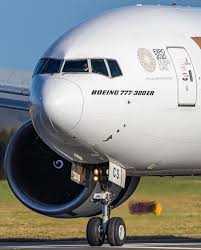De tranen zijn echter nog lang. Matthew On Instagram Emirates 777 300er Rolling To The End Of Runway 25 After Arriving From Dubai Registration A6 Ecs In 2021 Boeing 777 Dubai Emirates