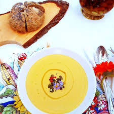 Lângă proprietățile speciale ale nucii de cocos, dovleacul vine cu o importantă doză de vitamina a, excelentă pentru îmbunătățirea acuității vizuale, pentru curățarea și regenerarea intestinelor și mixăm cu blenderul laptele de cocos împreună cu dovleacul plăcintar până când se mărunțește foarte bine. SupÄƒ CremÄƒ De Dovleac VeganÄƒ