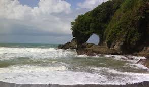 Lokasi wisata pantai karang bolong tepatnya di tambakreja, kecamatan cilacap selatan, kabupaten cilacap, jawa tengah. Menemukan Spot Berfoto Unik Di Karang Bolong Okezone Travel