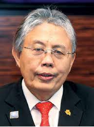 • bekas ketua pesuruhjaya suruhanjaya pencegahan rasuah malaysia (sprm), tan sri dzulkifli ahmad tiba di ibu pejabat sprm di menurut madinah, antara individu turut terbabit dalam pindaan itu termasuklah bekas ketua setiausaha sulit kepada bekas perdana menteri, tan sri shukry salleh. Bank Rakyat Chairman Shukry Sacked The Edge Markets