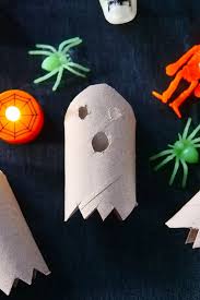 Geister Aus Klopapierrollen Mit Kindern Zu Halloween Basteln Mama Kreativ In 2020 Halloween Basteln Geister Halloween Deko Basteln Basteln