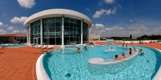 Pres De Toulouse Un Centre Aquatique Propose Des Soirees Piscine En Nocturne Avec Dj Et Cocktails Actu Toulouse