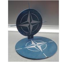 Quisttani Prasentationsplatte Rund Mit Ruckwand Nato Nato Base Nato Symbol Base Nato Zeichen Base Nato Logo Base Eingefrastes Nato Symbol Eingefrastes Nato Zeichen Eingefrastes Nato Logo Cnc Gefrastes Polycarbonat Transparent Basisplatte Rund