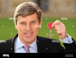 Horse Racing Journalist Brough Scott hält seine MBE, die er von der Queen  bei einer Investiturzeremonie im Windsor Castle, Buckinghamshire, erhielt  Stockfotografie