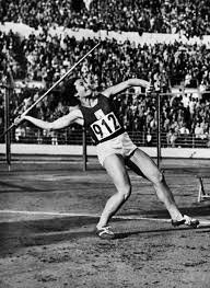 Ve věku 97 let zemřela dana zátopková, dvojnásobná olympijská medailistka v hodu . Dana Zatopkova Champion Javelin Thrower Is Dead At 97 The New York Times