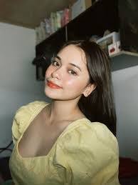 Summer Robles's Instagram, Twitter & Facebook