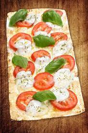 Thin Crust Margherita Flatbread Pizza With Flatout Flatbread Artisan Thin Pizza Crust Medium Tomato Mozzarella Fresh Basil Lea Recipes Food Margarita Pizza