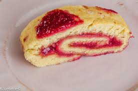 Sur Internet J Ai Vu Un Tres Beau Biscuit Roule Avec De Jolies Pastilles De Couleur Framboise Mais Comme Je Ne Vou Biscuit Roule Recette Biscuit Alimentation