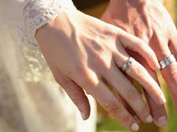 Cincin nikah dengan kombinasi dua warna akan membuat cincin penikahanmu tampak berbeda. Anda Boleh Melepas Cincin Kawin Di 7 Waktu Ini Lifestyle Liputan6 Com