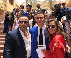 الابن يشبه والده، وتفاعل رواد مواقع التواصل الاجتماعي مع الصورة والشبه الكبير بين الأب وابنه. Ø£Ø­Ù…Ø¯ Ø§Ù„Ø³Ù‚Ø§ ÙˆØ·Ù„ÙŠÙ‚ØªÙ‡ ÙŠØ­ØªÙÙ„Ø§Ù† Ø¨ØªØ®Ø±Ø¬ Ù†Ø¬Ù„Ù‡Ù…Ø§ ÙÙŠ Ø£ÙˆÙ„ Ø¸Ù‡ÙˆØ± Ø¨Ø¹Ø¯ Ø§Ù†ÙØµØ§Ù„Ù‡Ù…Ø§ ØµÙˆØ±