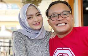 Kabar duka datang dari lina, mantan istri dari komedian sule, yang dikabarkan tutup usia pada hari sabtu dini hari.kabar mengenai meninggalnya ibu belum diketahui penyebab meninggalnya lina. Kabar Duka Istri Sule Mengalami Pendarahan Innalillahi Jpnn Com