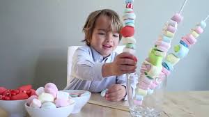 Un candy bar es una mesa para que tus invitados. Brochetas De Chuches Originales Como Hacer Brochetas De Chuches Manualidades Es