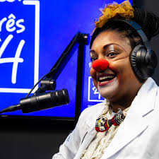 Vem cá, se você ainda não sabe, o podcast #oitoeoitenta está fervendo nos  bastidores! Tem palhaço (a) pra todo lado, risada garantida e muita  história emocionante rolando nos microfones. E o melhor?