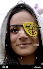 Le manifestant de Yellow Vests porte un bandage pour les yeux représentant  le chef du mouvement français de la veste sans manches Jaune Jerome  Rodrigues, blessé aux yeux par la police française ,